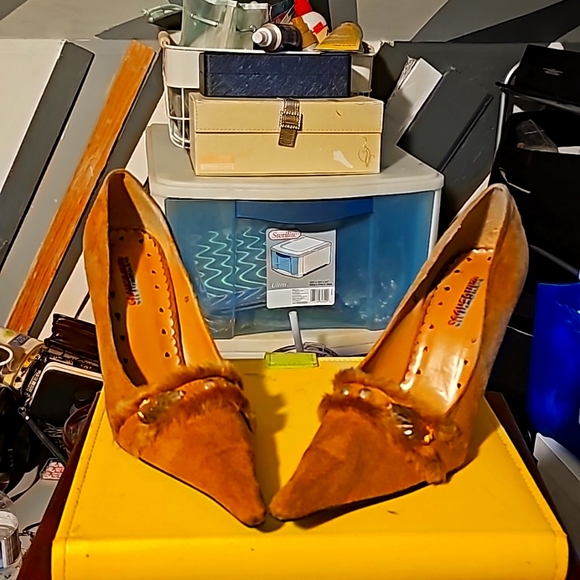 New Suede w/Fur Designer Shoes by Dangerous, Sz 8, Tan, Pointy Toe, 3" Heel - Picture 6 of 11